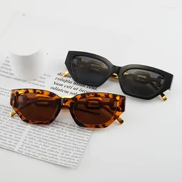 Sunglasses INS Vintage Cat Eye Women 2024 Trend Fashion Small Metal Chain Elegant Eyeglasses Black Shades