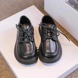 Детская кожаная обувь Массивная черная матовая обувь на плоской подошве со шнуровкой и крючком для мальчиков и девочек 26–36 лет Элегантная школьная модная весенняя детская обувь 240131