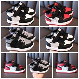 Scarpe per bambini First Walkers comodi per bambini Sneaker designer ragazzi ragazze ragazze rosse+bianco+grigio traspirante bambino eur size 21-25 a1