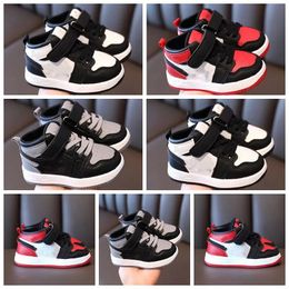 Brand Kids Sapatos infantis Primeiros caminhantes confortáveis tênis infantis designer cotoding cotled meninos meninos meninas criança vermelha branca cinza respirável bebê tênis 22-30