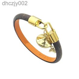 Fashion Brand Leather Bracelet Designer Jewellery 18k Gold Plated v Letter Flower Bracelets for Women Mens Party Wedding Thanksgiving Day Gift Q60X