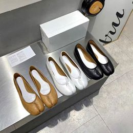 Luxurys Designer Mulheres Sapatos Casuais Maisonas Couro Margiela Tabi Balé MM6 Sapatos de vestido de pele de carneiro Sandália Plataforma de sandália ginástica tênis de sapatos de sapatos esportivos brancos pretos