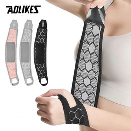 Wrist Support AOLIKES 1PCS New Wrist Brace for Carpal Tunnel Relief Light Support - Compression Wrist SupportWrist Guards Fit Right Left Hand YQ240131