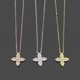 Womens Designer Necklaces Iced Out Pendant V Letter Fashion Four-leaf Clover Necklace Jewelry256j