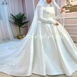 Elegant Saudi Arabic Muslim Wedding Dress 2024 High Neck Ball Gown Satin Pearls Country Bridal Dresses Long Sleeve Islamic Bride Dress Turkey Robe De Mariee Novias