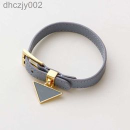 Mens Clover Bracelet Classic Jewelry Designer Women Leather Bracelets Luxury Casual Men Womens Unisex Triangle Fashion p 2205161d 2F5K