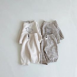 Autumn Baby Cotton Linen Clothes Set Boy Girl Long Sleeve T Shirt Pants 2pcs Suit born Cute Cartoon Little Duck Outfits 240226