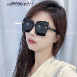 New internet celebrity fashion gradient H family large frame sunglasses for women with a high-end feel driving out of the street UV protection 6HBV