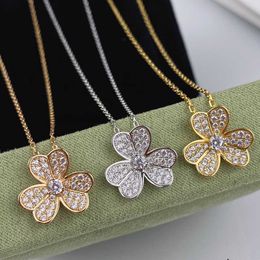 Designer Van cl-ap Fashionable and minimalist Three Leaf Lucky Grass Korean Edition Full Diamond Flower Womens Necklace Fresh Pendant Collar Chain