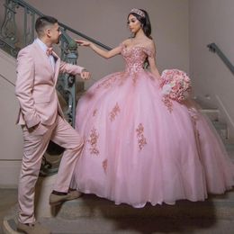 2024 Pink Quinceanera Dresses Ball Gown Off Shoulder Rose Gold Sequined Lace Appliques Beads Short Sleeves Tulle Party Dress Prom Evening Gowns Corset Back 403