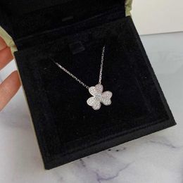 Designer Van cl-ap Fashionable and minimalist Three Leaf Lucky Grass Korean Edition Full Diamond Flower Womens Necklace Fresh Pendant Collar Chain X5GP