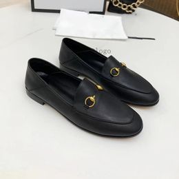 Klasik Loafers Erkek Kadınlar Slaytlar Sandalet Metal Hareketli Elbise Ayakkabı İtalya Tembel Baskı Mektubu Günlük Düz Ayakkabı Tasarımcı Terlik Lüks Yün Terlik Z8