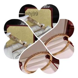 Bangle Gold Bracelets Ladies Bracelet Designer Diamond Luxury Advanced Materials Jewellery Width 7mm Hidden Inlay Technology Fade Womens SzgtaVLTA