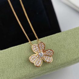 Designer Van cl-ap Fashionable and minimalist Three Leaf Lucky Grass Korean Edition Full Diamond Flower Womens Necklace Fresh Pendant Collar Chain O28D