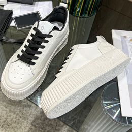 2024 Kvinnlig senaste show huvudserie brevlogo läder övre anti slip tjock sula sneaker med fårskinn inre förtjockade kvinnors avslappnade sportskor storlek 35-40