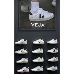 2024 TOP French Brazil Green Low-Carbon Life V Bio-Baumwolle Flats Plateau Sneakers Damen Casual Classic White Designer Schuhe Herren Loafers Theres A V On The 11