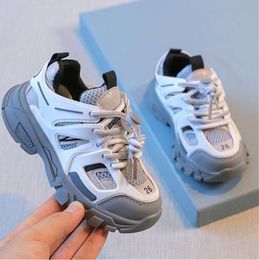 2024 Kids designer athletic sneakers spring autumn children shoe boys girls sports breathable kid baby youth casual trainers toddlers infants sneaker 660ess