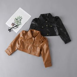 Осенняя мода из искусственной кожи для маленьких девочек, повседневная куртка с длинными рукавами, однобортное кожаное пальто с лацканами, верхняя одежда 240222
