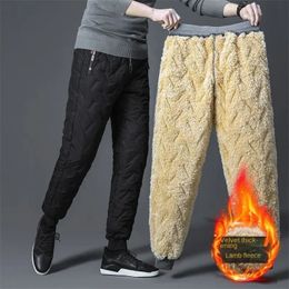 Pantaloni caldi di lana d'agnello invernali addensare pantaloni da uomo larghi jogger in pile pantaloni termici impermeabili antivento a pista lunga casual 240219
