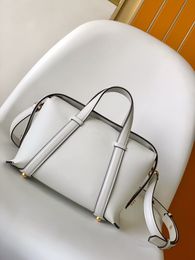 Women's handbag high-end quality shoulder bag cowhide material crossbody bag capacity is very large upper body effect is very beautiful fashion