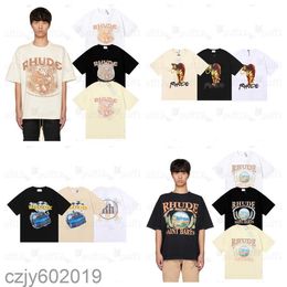 Tasarımcı T Shirt Mens Rhude T Shirt Kadın Giyim Giyim Grafik Tees Desen Üstler Yaz Kısa Kollu Gömlek Hip Hop Mektupları Graffiti Baskı Gevşek Gömlek Rhude Nedensel Pantolon