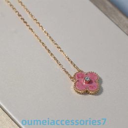 2024 Jewelry Designer Brand Vanl Cleefl Arpelspendant Necklaces Cnc Lucky Four Leaf Grass Natural Rose Stone Female Plated Mijin Lock Bone Chain Diamond Necklace