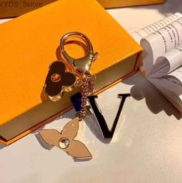 Keychains Lanyards letter V Brand Designer Luxury Keyring Womens Buckle Keychains Handmade Leather ornament Top quality styles llavero 240303