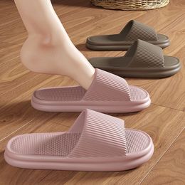2023New summer slippers for men and women in the home room anti-slip couple home stepping on poo feeling thick soled slippers to wear outside