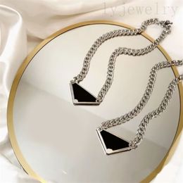 Mulheres banhado a prata colares de luxo colar triângulos pretos carta hiphop esmaltes brancos jóias vintage mens corrente pingente colares tendência ZB011 F4