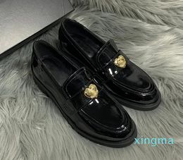 2024 Designer Love Metal Buckle Letter Sign Loafers Shoe Lacquered Leather Upper Thick Sole Anti slides Ladies Calfskin Shoes