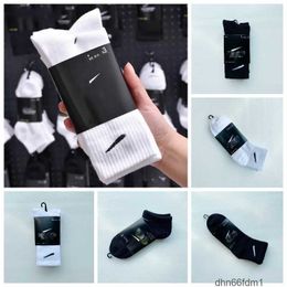 High Quality Socks Women Men Cotton All-match Classic Ankle Hook Breathable Stocking Black White Mixing Football Basketball Sports Sock 0D0C