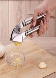 Stainless Steel Garlic Press Crusher Ginger Tool Kitchen Hand Movement Mincer Garlic Peeler Ginger Crusher 100pcs SN23824308016