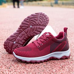 Soft sports running shoes with breathable women balck white womans 019874