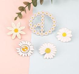 Fashion White Lightning Daisy Flower Brooch Cute Shirt Collar Denim Backpack Lapel Button Enamel Pin for Girl Women Jewellery Gift7748303