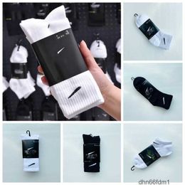Socks Womens Mens All Cotton Classic Black and White Ankle Hook Breathable Mixed Football Basketball Fashion Designer High Quality YI8H