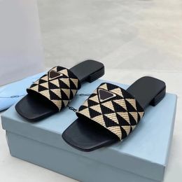 Pantofole sandali di lusso estivi di design triangolo Logo Pantofole da donna a spina di pesce moda pantofole in vera pelle pantofole da spiaggia con catena in metallo