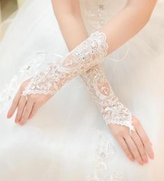 2017 Luxury Short Lace Bride Bridal Gloves Wedding Gloves Crystals Wedding Accessories Lace Gloves for Brides Fingerless Wrist Len6716378