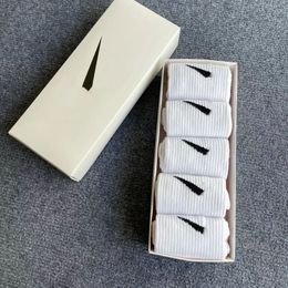 Herren -Sockendesigner Solid Color Socken Klassischer Haken Knöchel atmungsaktives weißes schwarzes Modebrief Sport Socken mit Box Großhandel