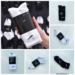 Socks Womens Mens All Cotton Classic Black and White Ankle Hook Breathable Mixed Football Basketball Fashion Designer High Quality 5USO