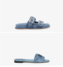 Nuovi sandali piatti con doppio cinturino con fibbia decorativa F e abbellimento in materiale denim blu antico, motivo trapuntato, taglia 35-42