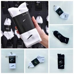 Socks Womens Mens All Cotton Classic Black and White Ankle Hook Breathable Mixed Football Basketball Fashion Designer High Quality QPL4