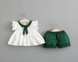 Set di vestiti per neonate adorabili Set di vestiti per neonate 2 pezzi Top bianchi senza maniche in cotone Pantaloncini di colore solido Abiti estivi per ragazza8676907