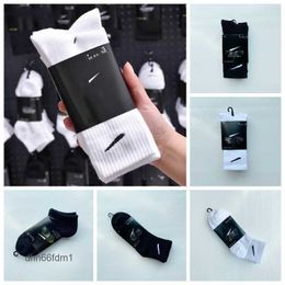 Fashion Designer Black White High Quality Socks Women Men Cotton All-match Classic Ankle Hook Breathable Stocking Mixing Football Basketball Sports Sock E447