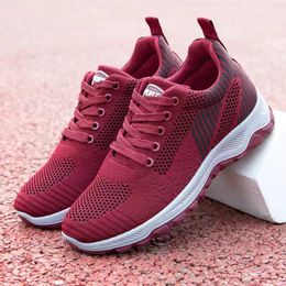 Soft sports running shoes with breathable women balck white womans 01620952