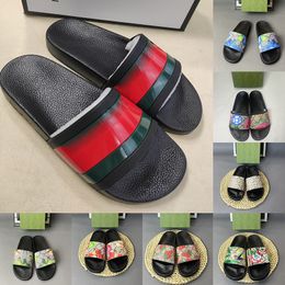Дизайнерские сандалии для мужчин и женщин 2024 Резиновые кожаные шлепанцы Красные плоские тапочки Зеленые полосатые сандалии-ползунки Мужские женские тапочки Dhgate Роскошная обувь с цветочным принтом