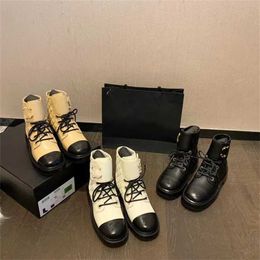 الأحذية الرياضية 2024 صغيرة العطر القصيرة الخريف والشتاء New Lingge Lace Up سميكة سوليد البريطانية Martin Boots Leather Boots Mid