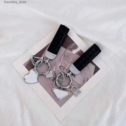 Key Rings Keychain P Brand Inverted Triangle Designer Mens Handmade Leather Car Keyring Womens Heart She Buckle Keychains Give ay OriginalL240305