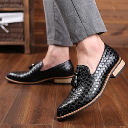 Nuove scarpe da fagiolo casual di grandi dimensioni scarpe pigra di un piede scarpe singoli per piede tassel scarpe da uomo 1-2-3-4 T4BT