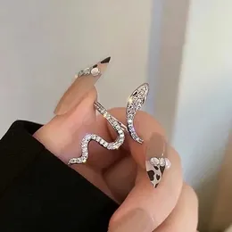 Cluster Rings Huitan Chic Snake With Dazzling Cubic Zirconia For Women Fashion Finger Accessories Ly Designed Animal Jewelry