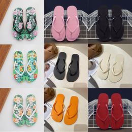 Slippers Platform Outdoor Sandals Designer Fashion Classic Pinched Beach Alphabet Print Flip Flops Summer Flat Casual Shoes 17